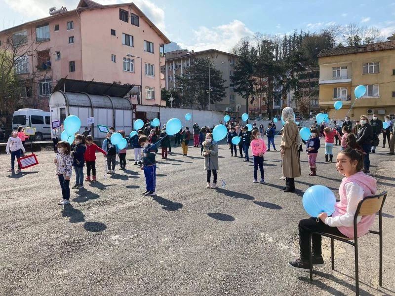 Otizmli çocuklar mavi balonları gökyüzü ile buluşturdu
