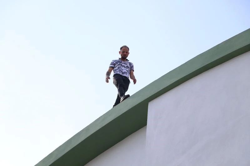 Açılan brandayı görünce 