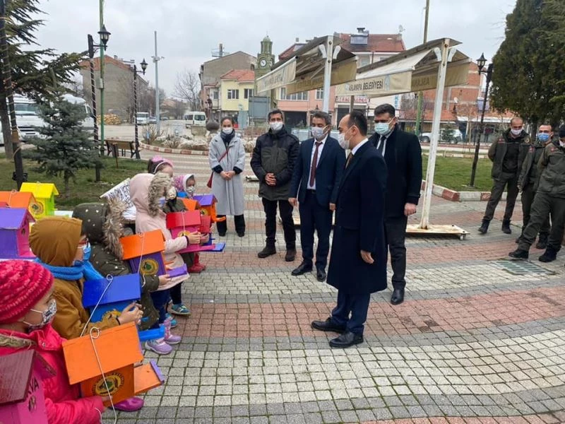 Anaokul öğrencileri ağaçlara kuş evi bıraktı
