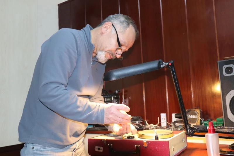 Eski pikaplar arasında kızıyla birlikte avukatlık yapıyor
