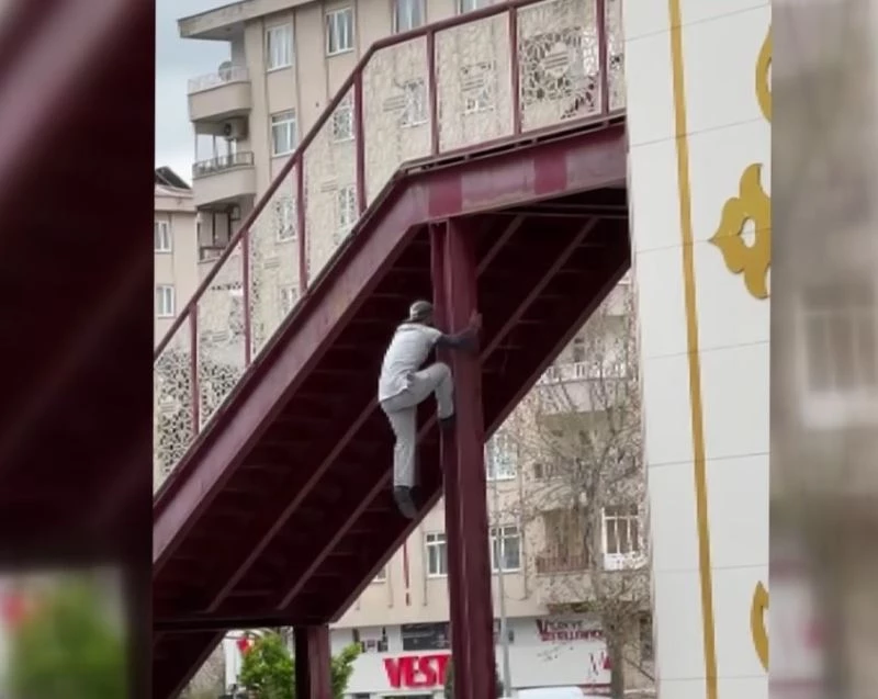 Tırmandığı üst geçitte yaptığı akrobasi hareketleriyle korkuttu
