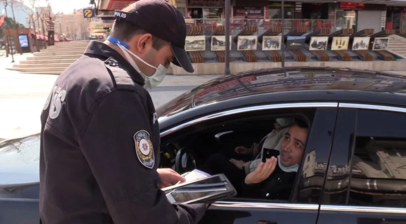 Polise ‘ağabey gözünü seveyim yapma’ dedi, kısıtlamayı ihlalden ceza yemekten kurtulamadı
