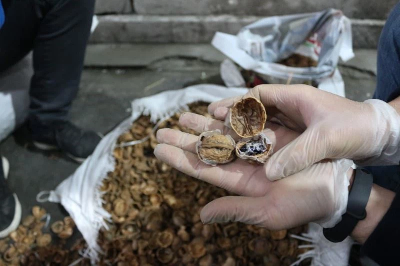 Ceviz kabuklarının içerisine gizlenmiş 153 kilo 550 gram afyon sakızı ele geçirildi
