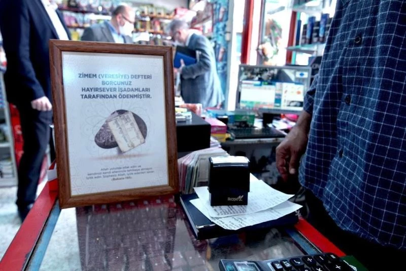 İzmir’de Zimem Defteri geleneği sürdürülüyor: Bakkallardaki borçları kapattılar
