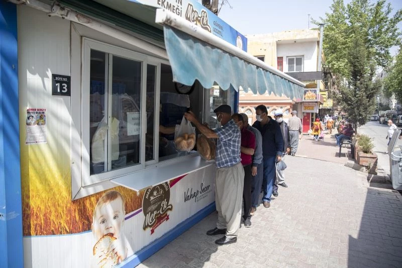 Hayırsever, 5 bin ekmeğin parasını ödedi, vatandaş ekmeği ücretsiz aldı
