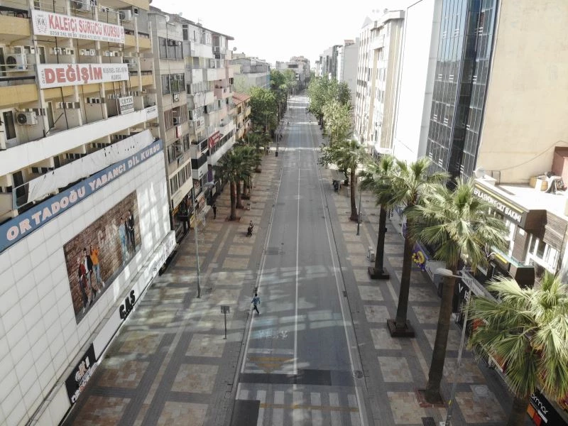 Tam kısıtlamanın başlamasıyla sokaklar sessizliğe büründü
