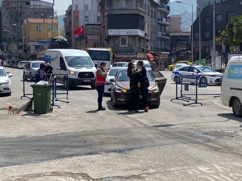 Belge soran polisin üzerine yürüdü
