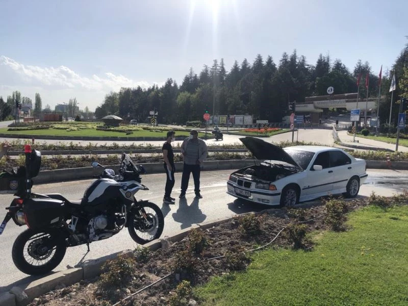 Seyir halindeki otomobili motor kısmından alev aldı
