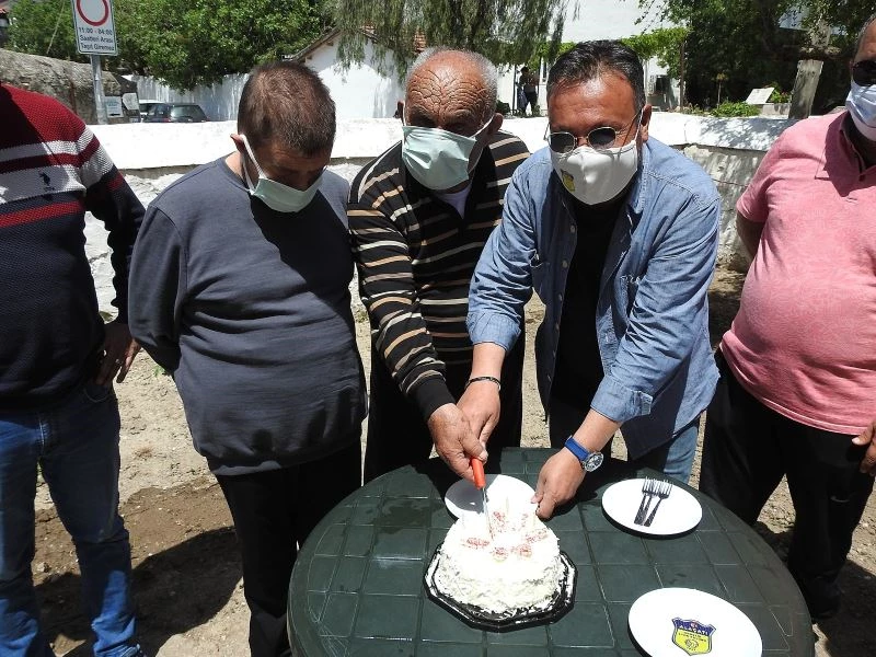 Alaçatıspor 94’ncü yıl pastasını eski futbolcusu Kanco Ahmet ile kesti
