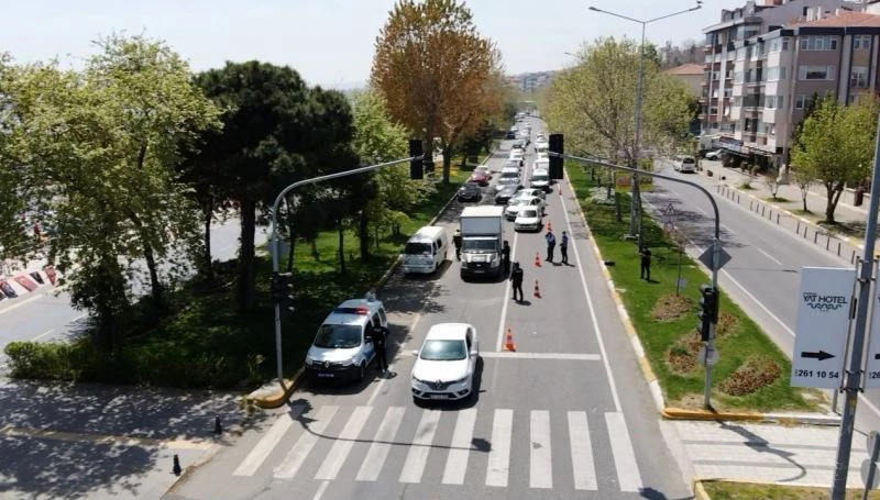 Tekirdağ’da sokaklar boş, polis noktalarında kuyruk var
