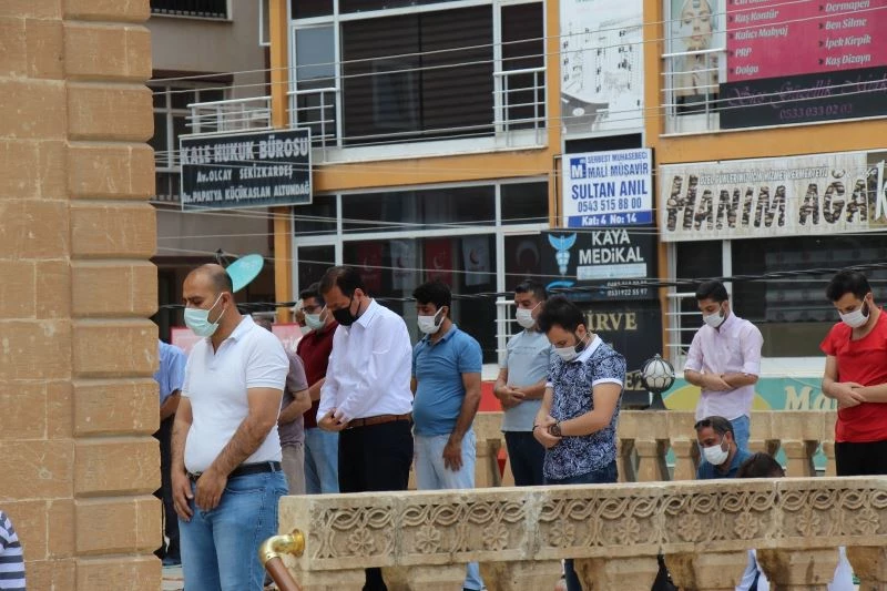 Tam kapanmanın ilk cumasında vatandaşlar cuma namazını camilerde kıldı
