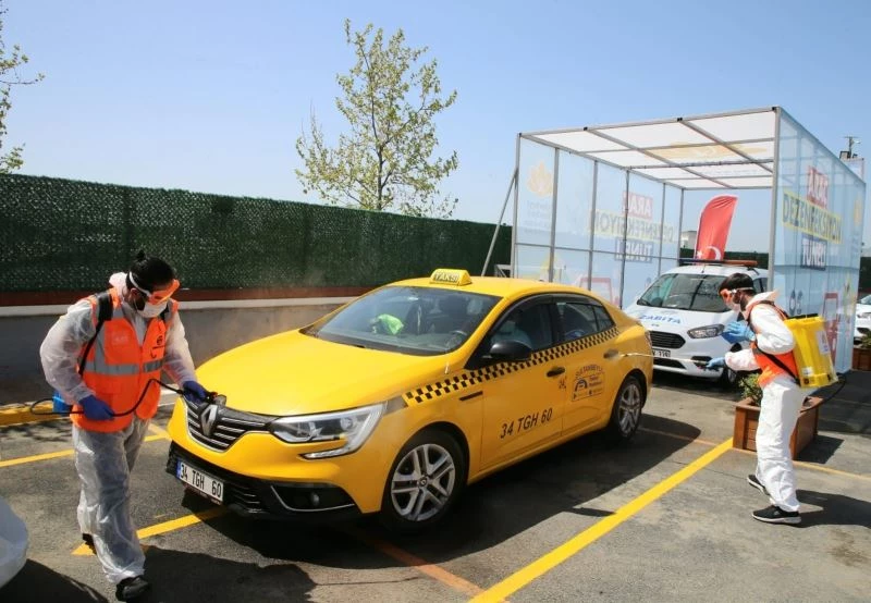 Sultanbeyli’de tam kapanma döneminde kamu araçları araç dezenfeksiyon tünelinde temizlendi
