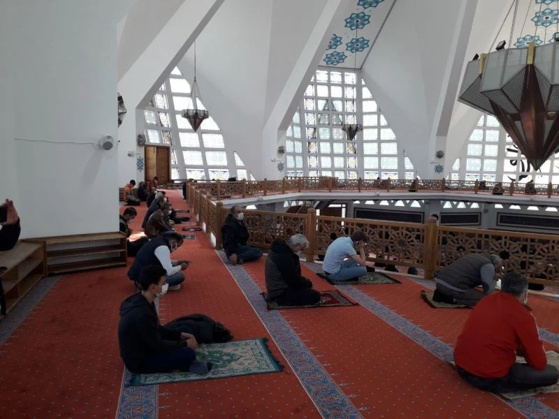 Tam kapanmanın ilk cumasında camiler kısmen boş kaldı
