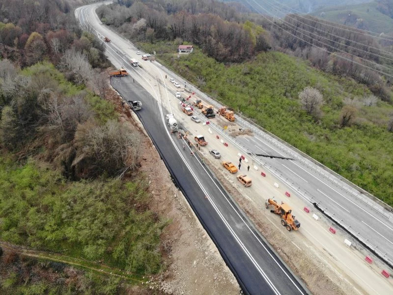 Heyelan meydana gelen yoldaki çalışmalar havadan görüntülendi
