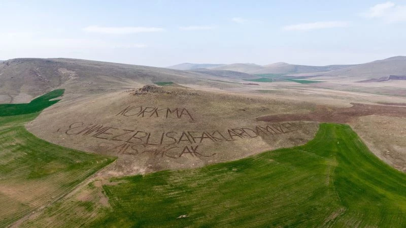 Vatan sevgisini dağlara yazdı
