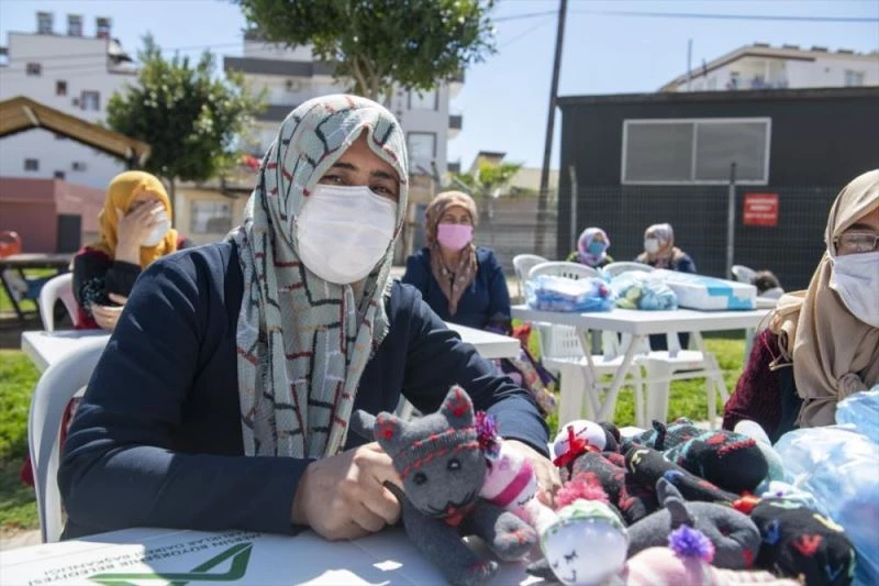 Mersinli kadınlar atölyeye çevirdikleri evlerinde çoraptan oyuncak üretiyor
