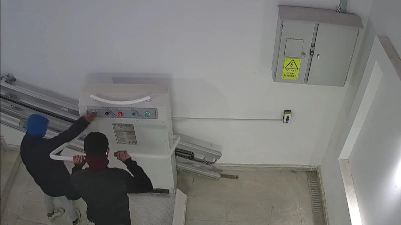 Engelli asansörüne zarar veren iki genç kamerada
