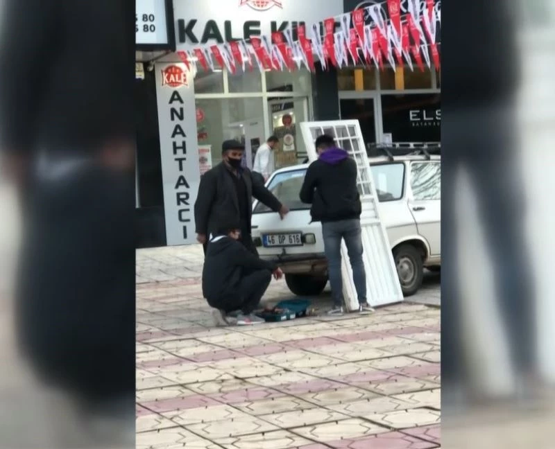 70 lira servis ücreti ödememek için kapıyı söküp tamirciye getirdi
