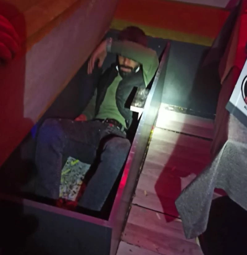 Eğlence mekanı baskınında 2 kişi tezgah dolabından ve koltuk kasasından çıktı
