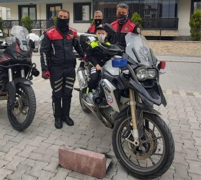 Sokağa çıkma kısıtlamasında polis amcaları doğum gününü unutmadı
