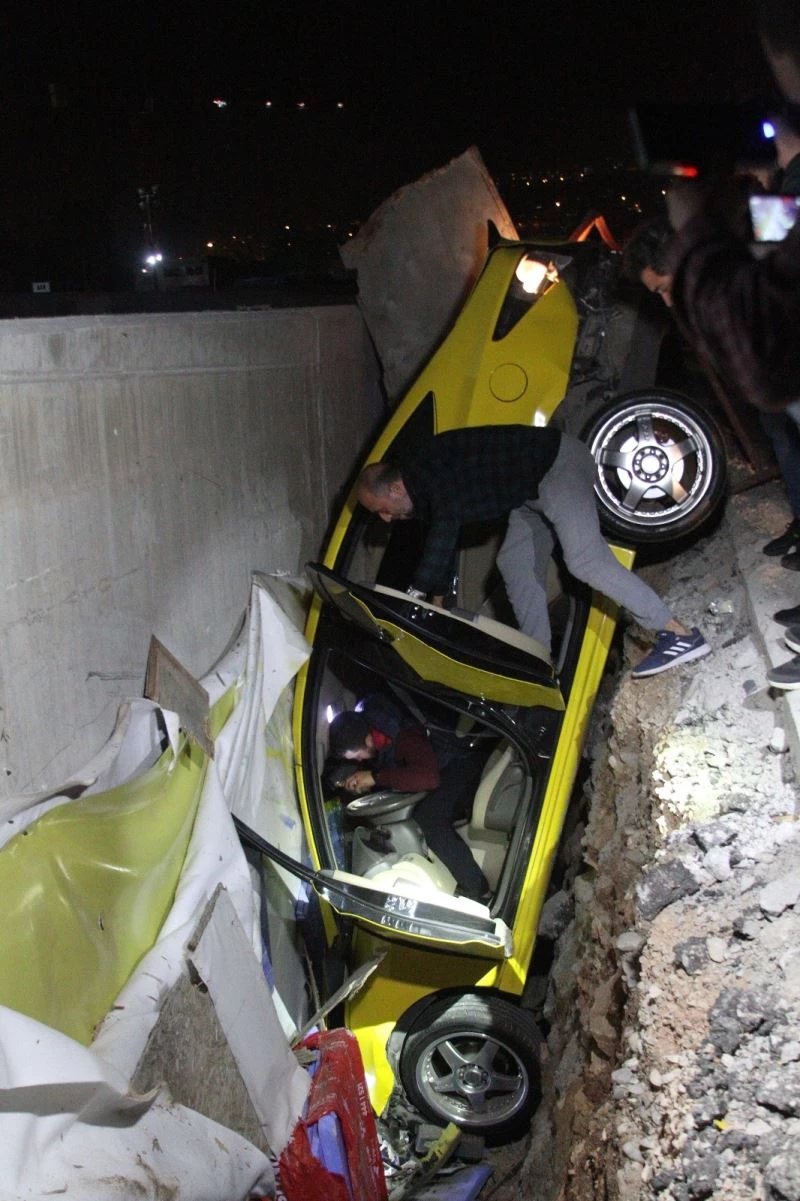Otomobilin çarptığı taksi, yan yoldaki boşlukta asılı kaldı
