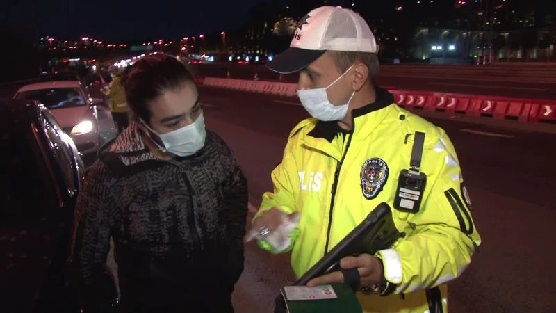 (Özel) İstanbul’da kuralları ihlal eden turiste cezai işlem uygulayan polisin İngilizcesi tercümanlara taş çıkarttı
