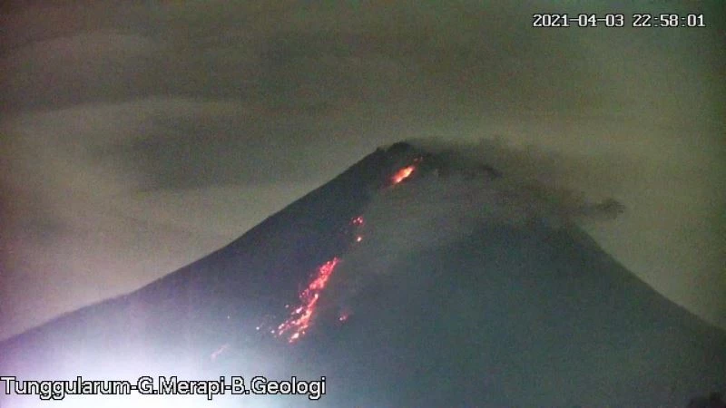 Endonezya’daki Merapi Yanardağı harekete geçti
