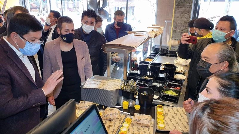 Başkan Özcan; “Pandemiye rağmen ticari işletmelerin açılması bizi mutlu ediyor”
