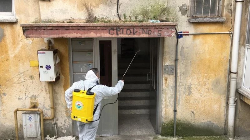 Mobil dezenfeksiyon ekibi köşe bucak virüsle mücadele ediyor
