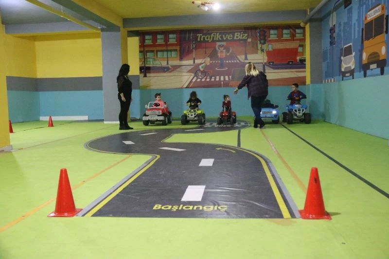 Ücretli öğretmenlikten biriktirdikleri parayla çocuklara eğitim parkı açtılar
