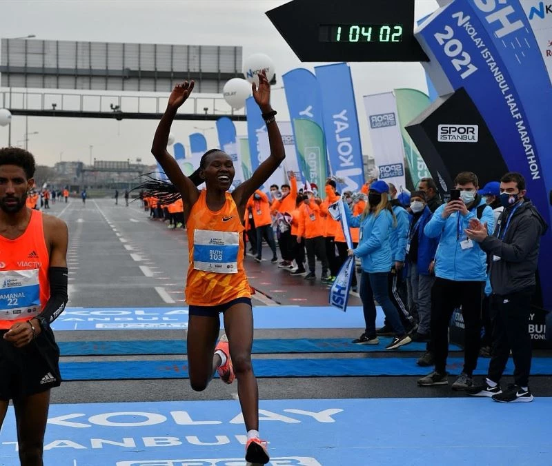 İstanbul Yarı Maratonu’nda Kenyalı atlet Ruth Chepngetich, Dünya Rekoru kırarak şampiyon oldu
