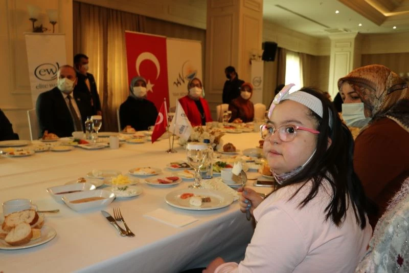 Elite Wolrd, otizmli çocukları aileleriyle birlikte ağırladı
