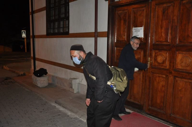 Namaz kılmak için girdiği camide mahsur kaldı
