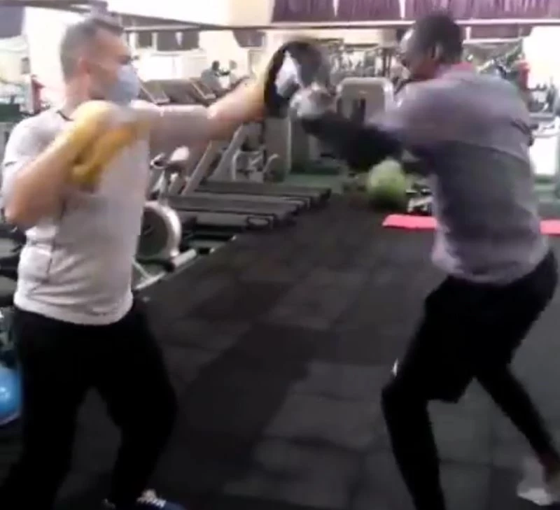 Sivasspor’un ‘Dede’si Kone’den boks şov!
