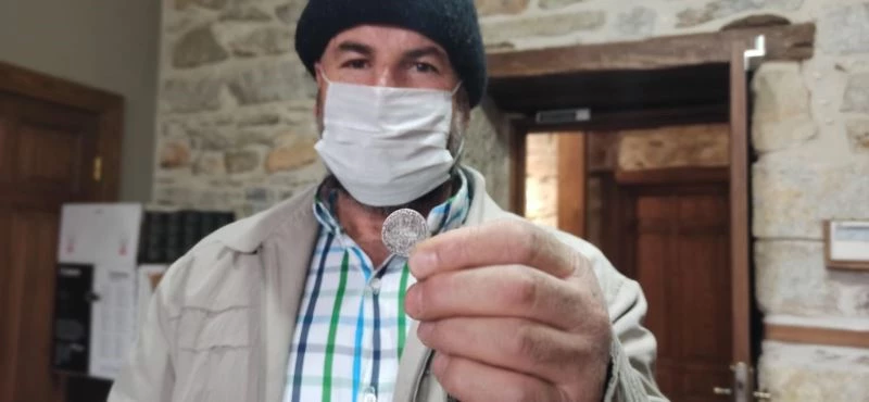 Tarla sürerken bulduğu sikke ve sadaka taşını müzeye bağışladı
