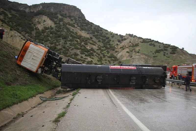 Manisa’da zift yüklü tanker yan yattı: 1 ölü, 1 yaralı
