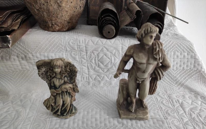 Edirne merkezli 6 ildeki operasyonda altın işlemeli Tevrat ele geçirildi
