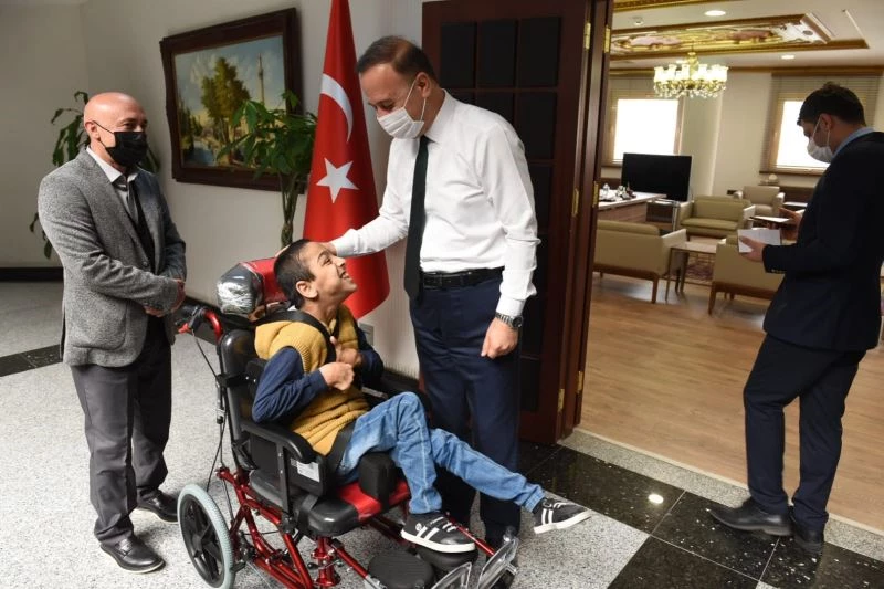 Şanlıurfa valisi iki engellinin hayatını kolaylaştırdı
