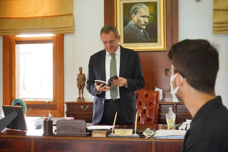 Genç yazar kitabını imzalayarak hediye etti
