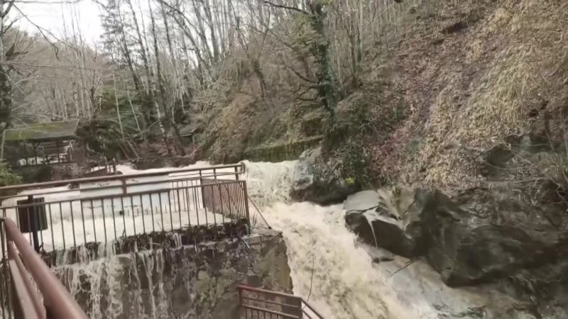 Samandere şelalesi taştı, bölge ziyaretçilere kapatıldı
