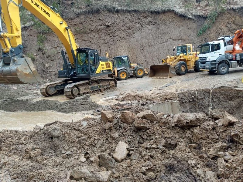 Büyükşehir’den heyelânlı yollara ânında müdahale
