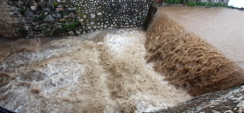 Dere kenarındaki kahvaltı salonlarını sel böyle vurdu
