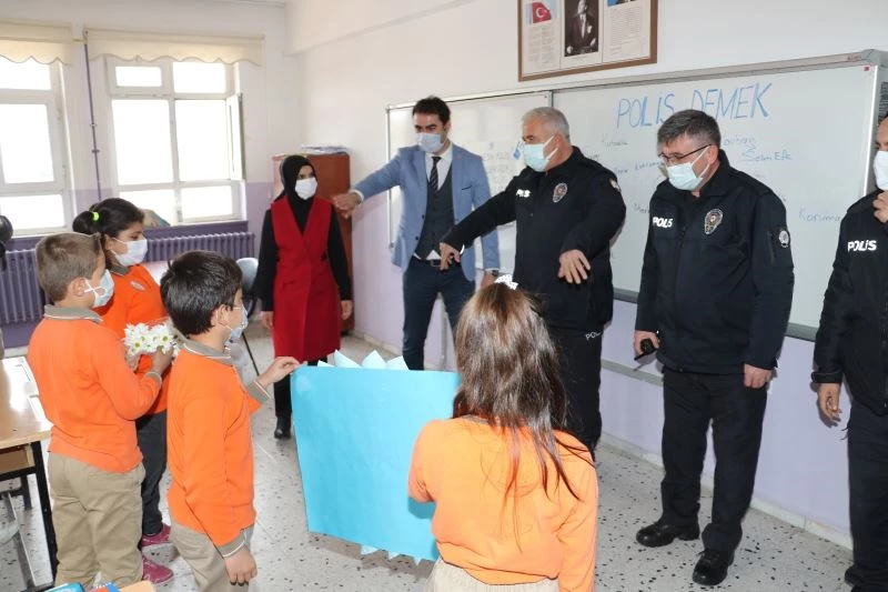 İhbara giden polislere öğrencilerden sürpriz
