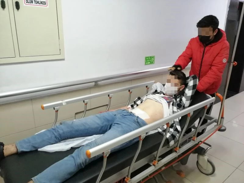 Karnından bıçaklandı, sedyede şarkı söyledi
