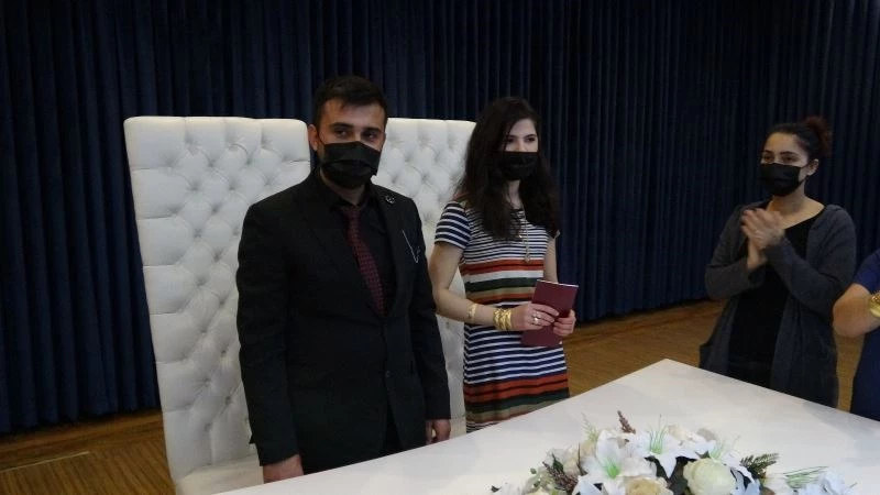 Evi yandı, gelinliğini giyemedi
