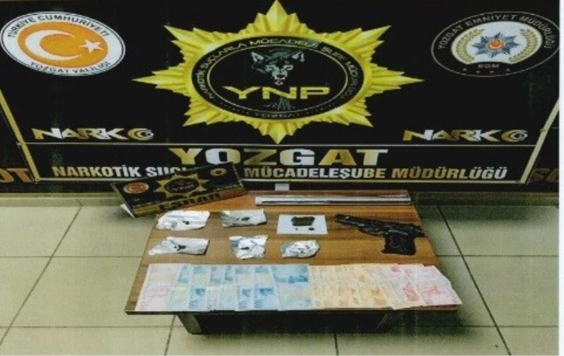 Uyuşturucu satıcısının üzerinden kurusıkı tabanca ve 19,96 gram esrar çıktı
