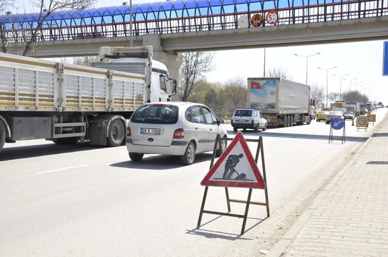 Yol çalışması kilometrelerce araç kuyruğuna sebep oldu
