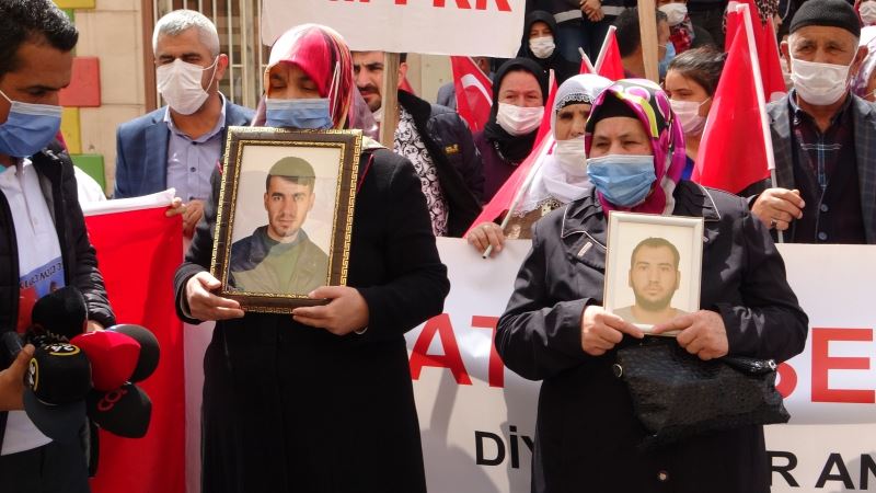 Yüreği yanık 2 aile daha HDP önündeki evlat nöbeti eylemine katıldı
