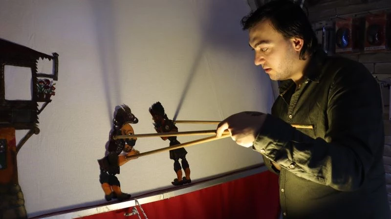 Karagöz ve Hacivat’ı Dünya’ya tanıtmak için 18 yıldır gölgeleri renklendiriyor
