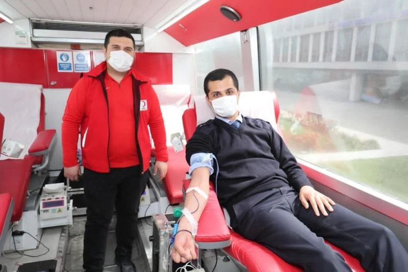 Zabıtalar hayat olmak için kan bağışladı
